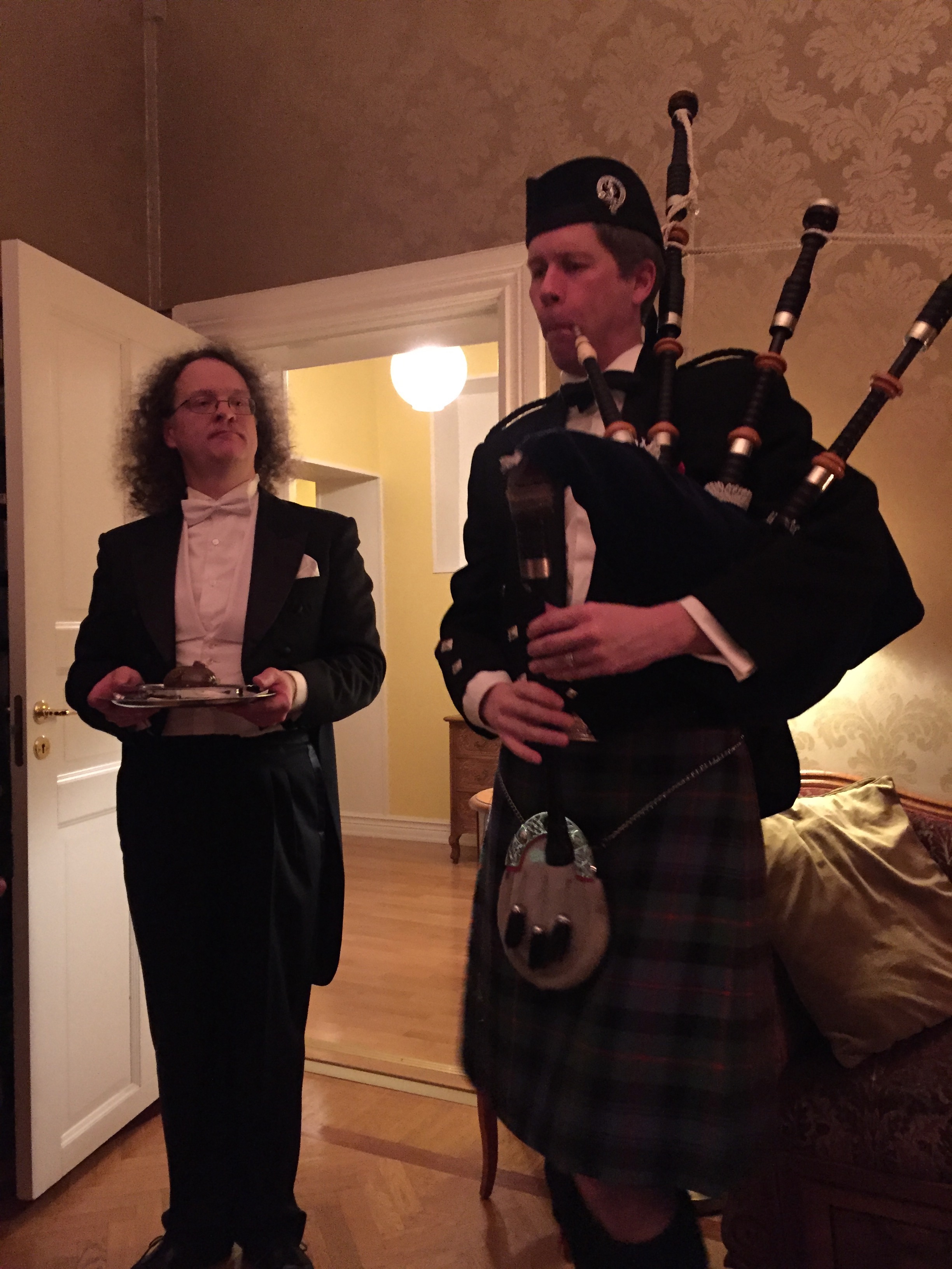 P/M Christian Wessman spelar in Haggisen på Burns Night. Haggisen bärs av Felix Larsson.