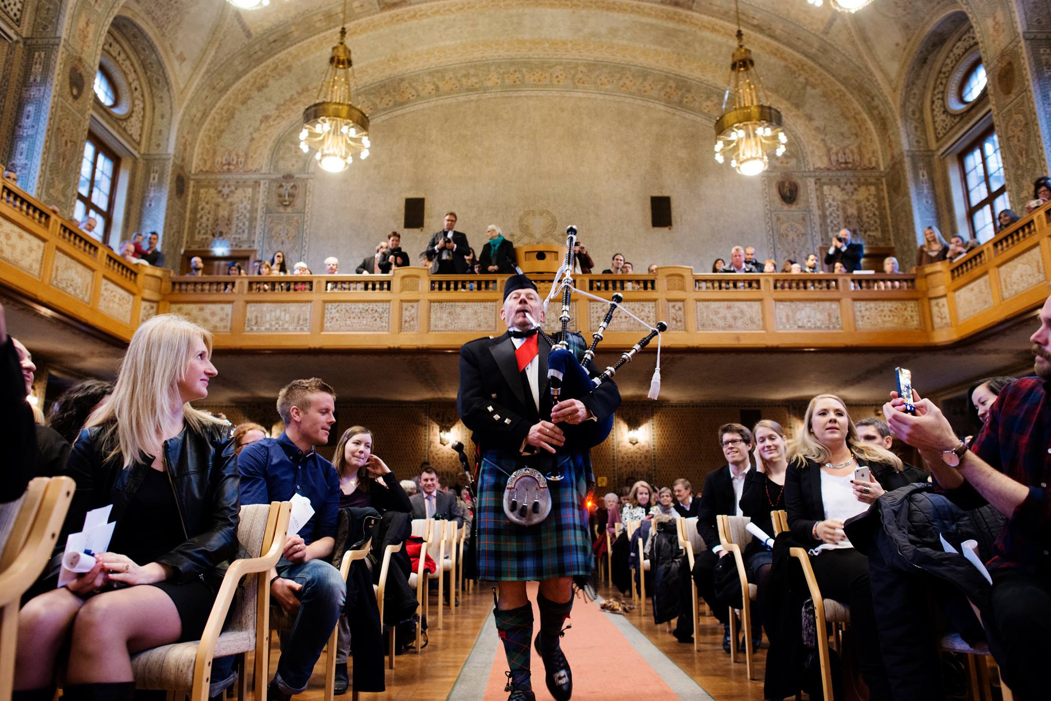 sP/M Mats d Hermansson spelar på lärarutbildningens examenshögtid på Göteborgs universitet